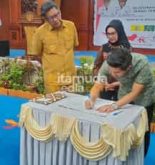 Ketua Partai Golkar menandatangani Berita Acara penerima dana Parpol dari Pemkot Bontang. Foto : Doc. Kesbangpol