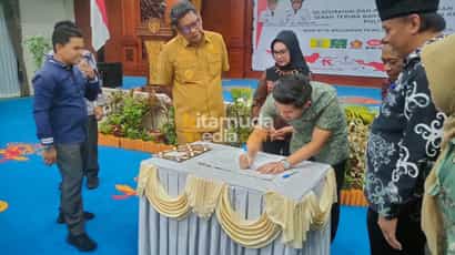 Ketua Partai Golkar menandatangani Berita Acara penerima dana Parpol dari Pemkot Bontang. Foto : Doc. Kesbangpol